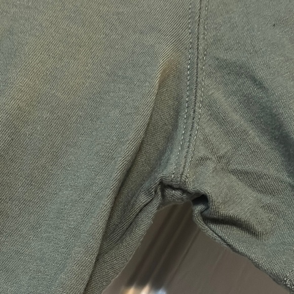 Old Navy Green Short Sleeve Tee with Minimalist SUV Design - Picture 5 of 6